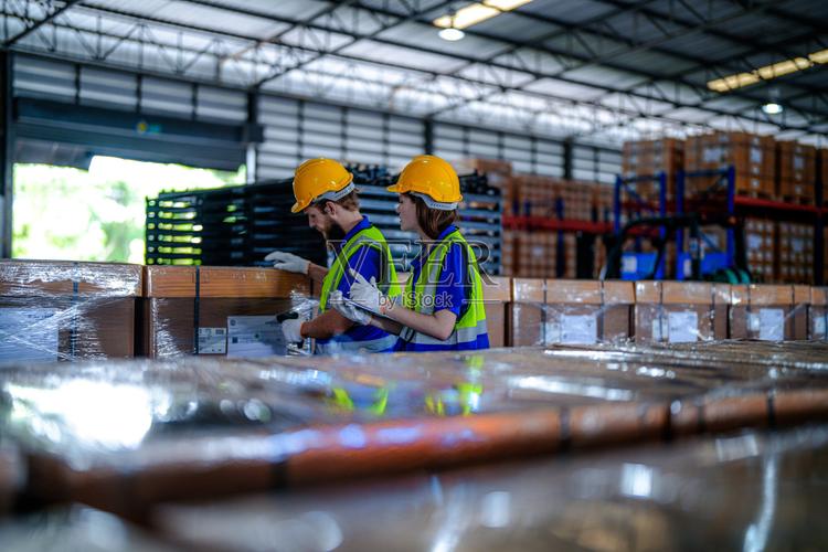 工厂工人用扫描设备检查用于运输集装箱的木箱上的产品清单